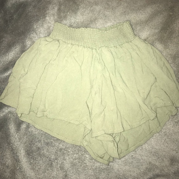 Light green flowy / ruffle shorts - Picture 4 of 4